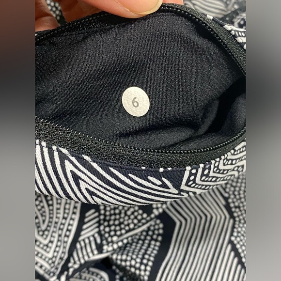 Lululemon Pace Rival Crop Full-On Luxtreme in Dottie Tribe White Black Size 6 - Picture 8 of 15